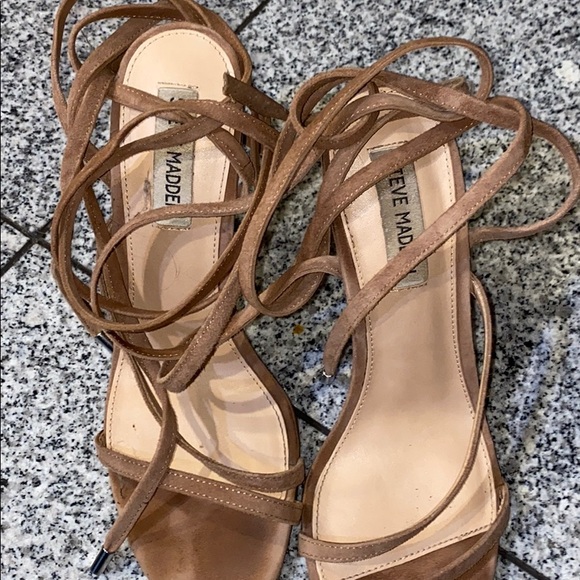 Steve Madden 3” tan suede leather open toed sandal - Picture 3 of 9